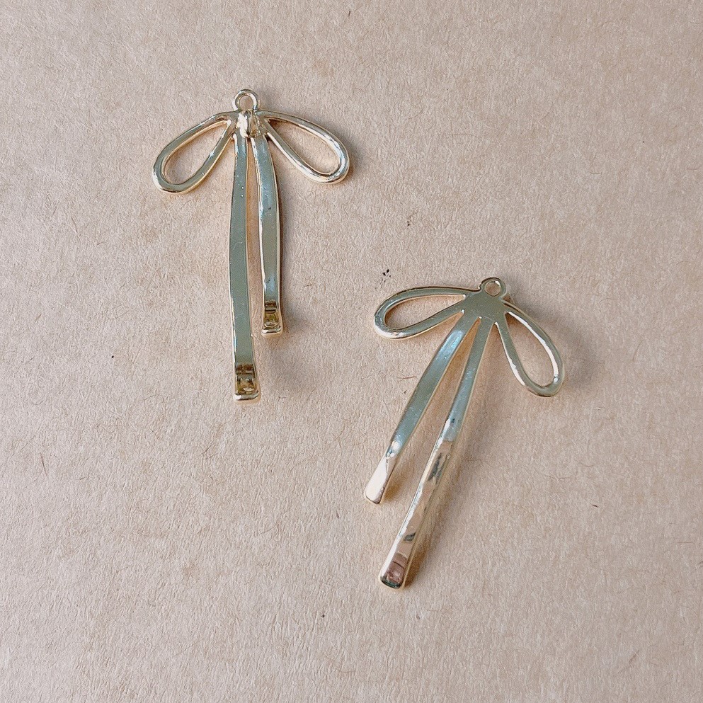 Jasmmeggy 水晶花飾品手作材料｜手作串珠｜飾品配件 光面蝴蝶結吊墜