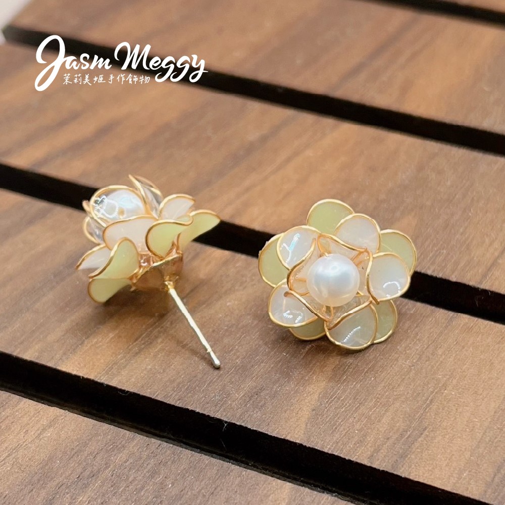 Jasmmeggy 茉莉美姬水晶花手作飾品  翩翩花裙．特製貼耳版 耳環