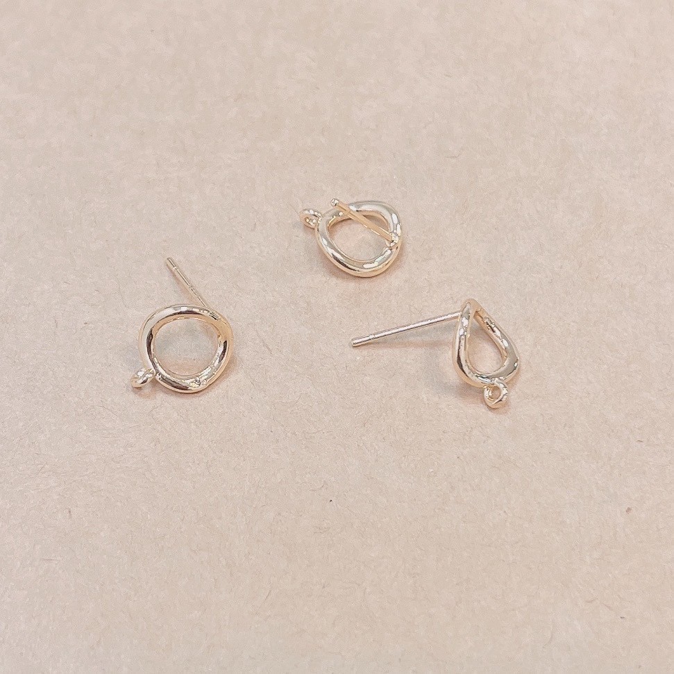 Jasmmeggy 水晶花飾品手作材料｜手作串珠｜飾品配件　不規則空心圓耳針 24020504