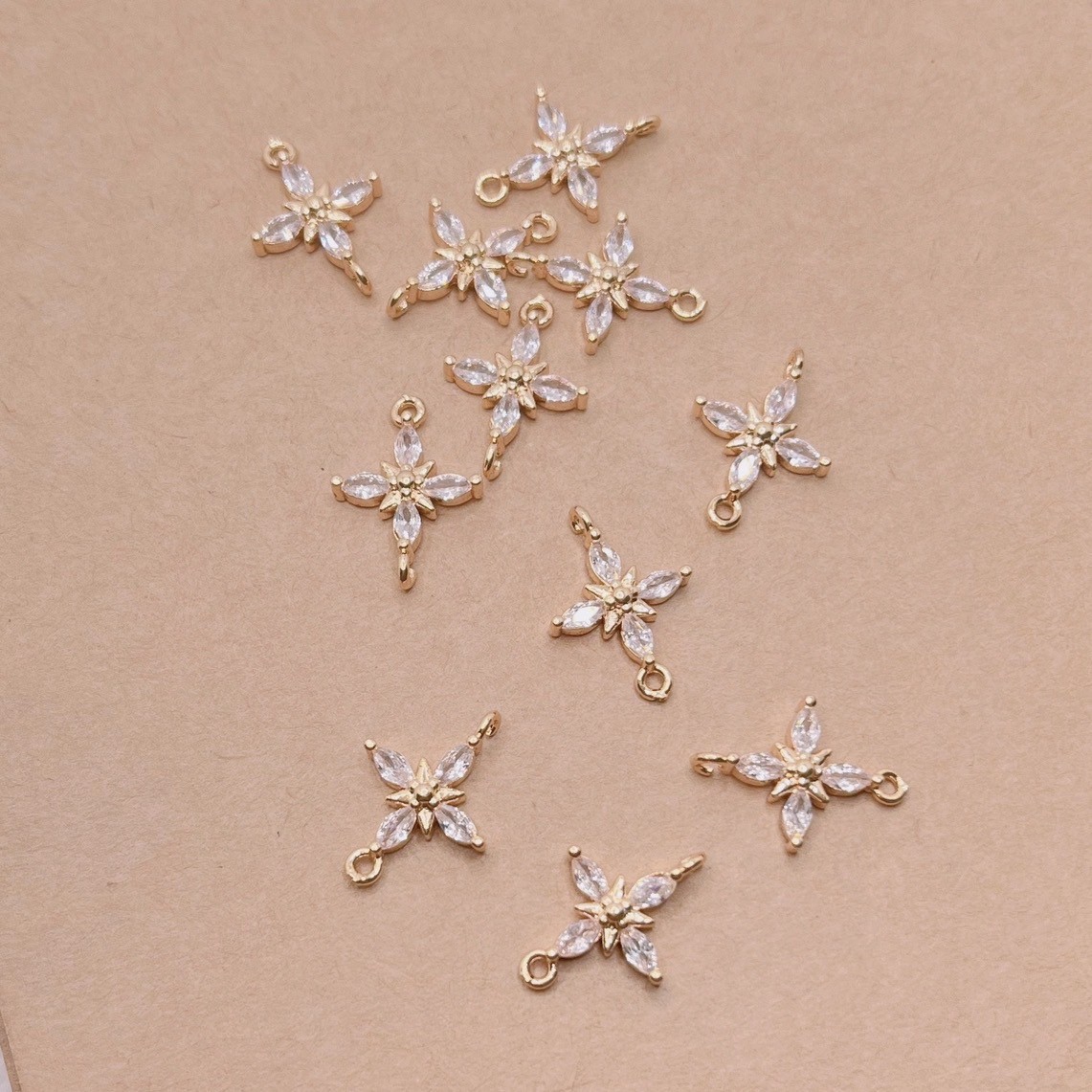 Jasmmeggy 水晶花飾品手作材料｜手作串珠｜飾品配件　四葉草鋯石雙邊吊墜