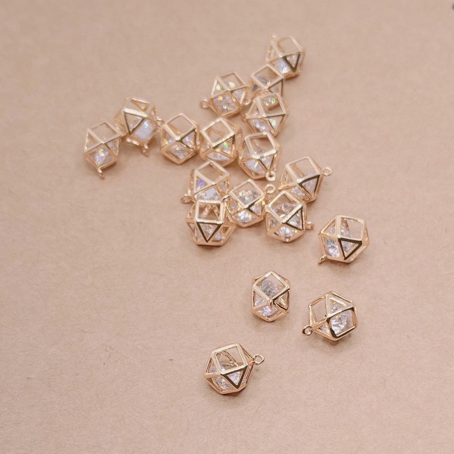Jasmmeggy 水晶花飾品手作材料｜手作串珠｜飾品配件　鏤空多邊型吊墜