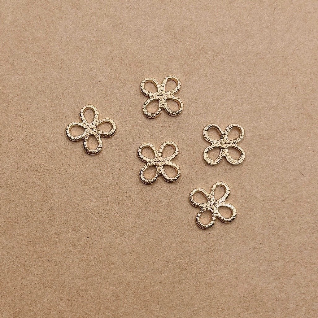 Jasmmeggy 水晶花飾品手作材料｜手作串珠｜飾品配件 小清新麻花幸運草吊墜