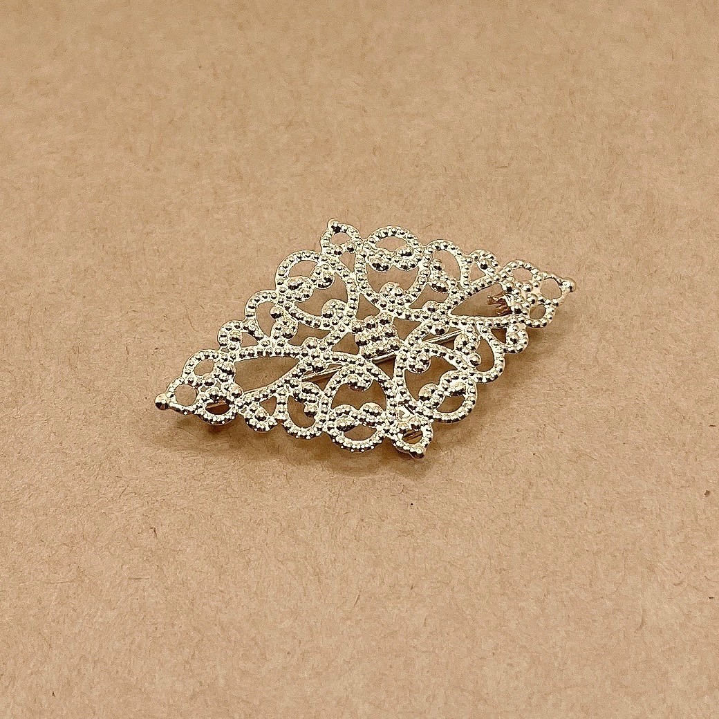 Jasmmeggy 水晶花飾品手作材料｜手作串珠｜飾品配件 美菱型古風壓紋有吊環別針